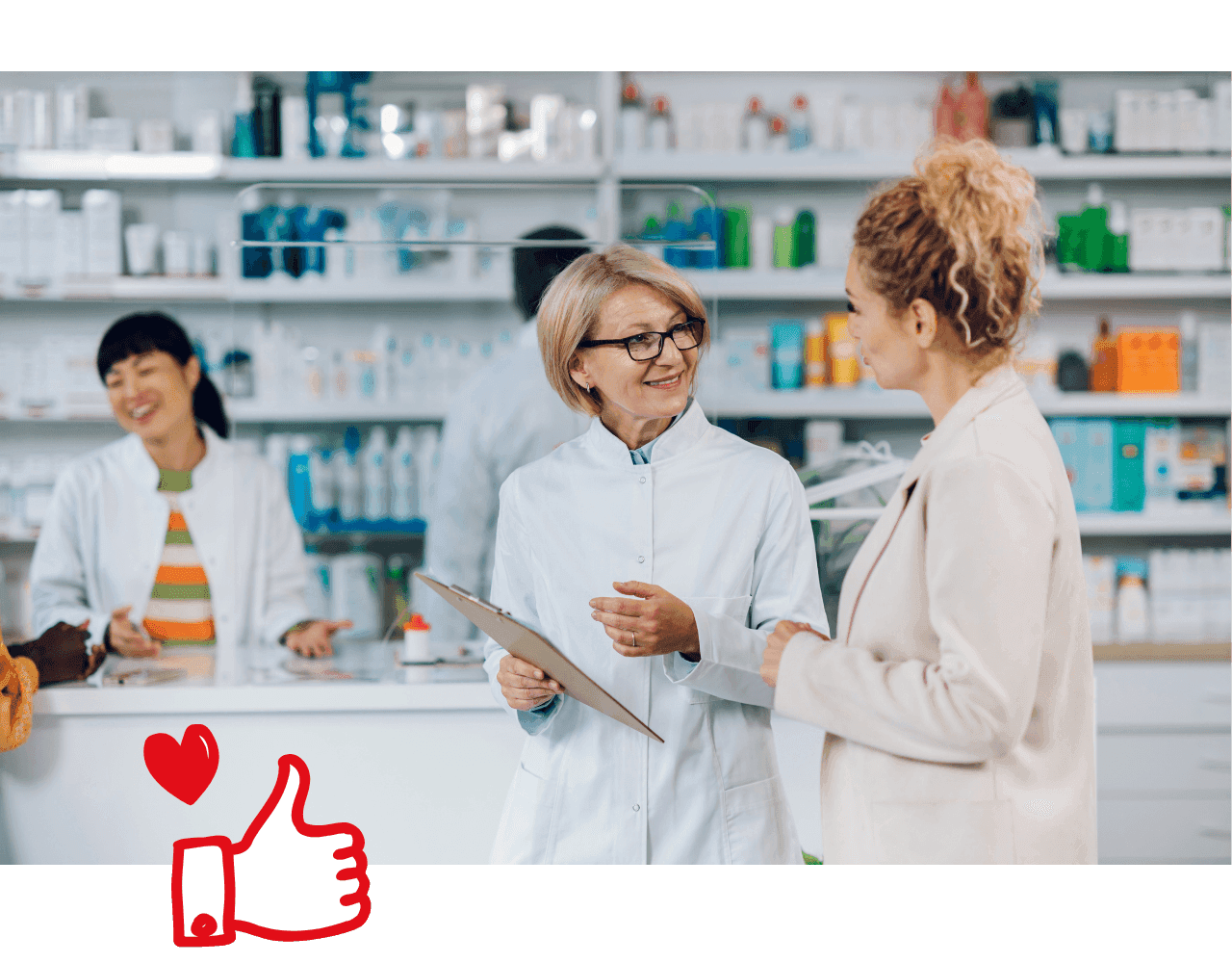 Foto Apothekerin berät Kundin